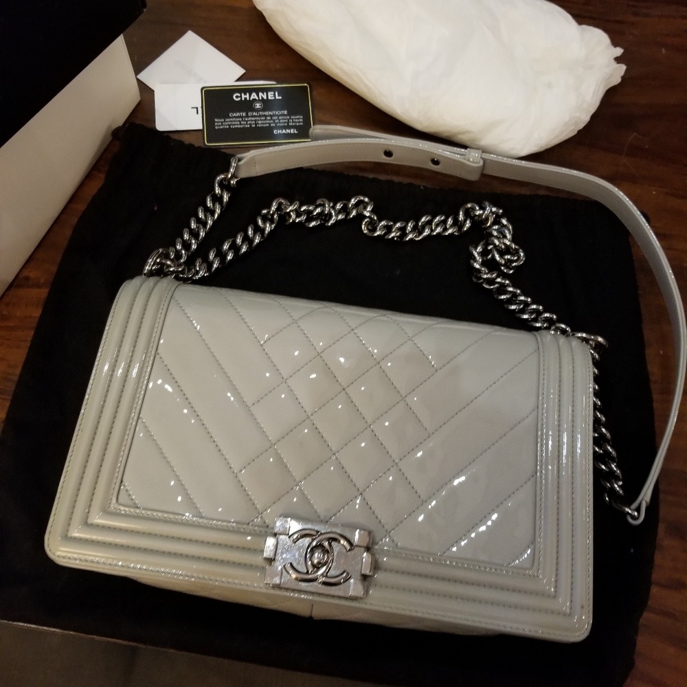 ❗SOLD❗Chanel New Medium Patent Leather Boy Bag - Picture 2 of 8
